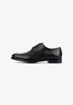 Scarpa da uomo in pelle nera con finitura liscia, design con lacci e un leggero tacco. Presenta un branding sottile su un lato. Forma classica.
