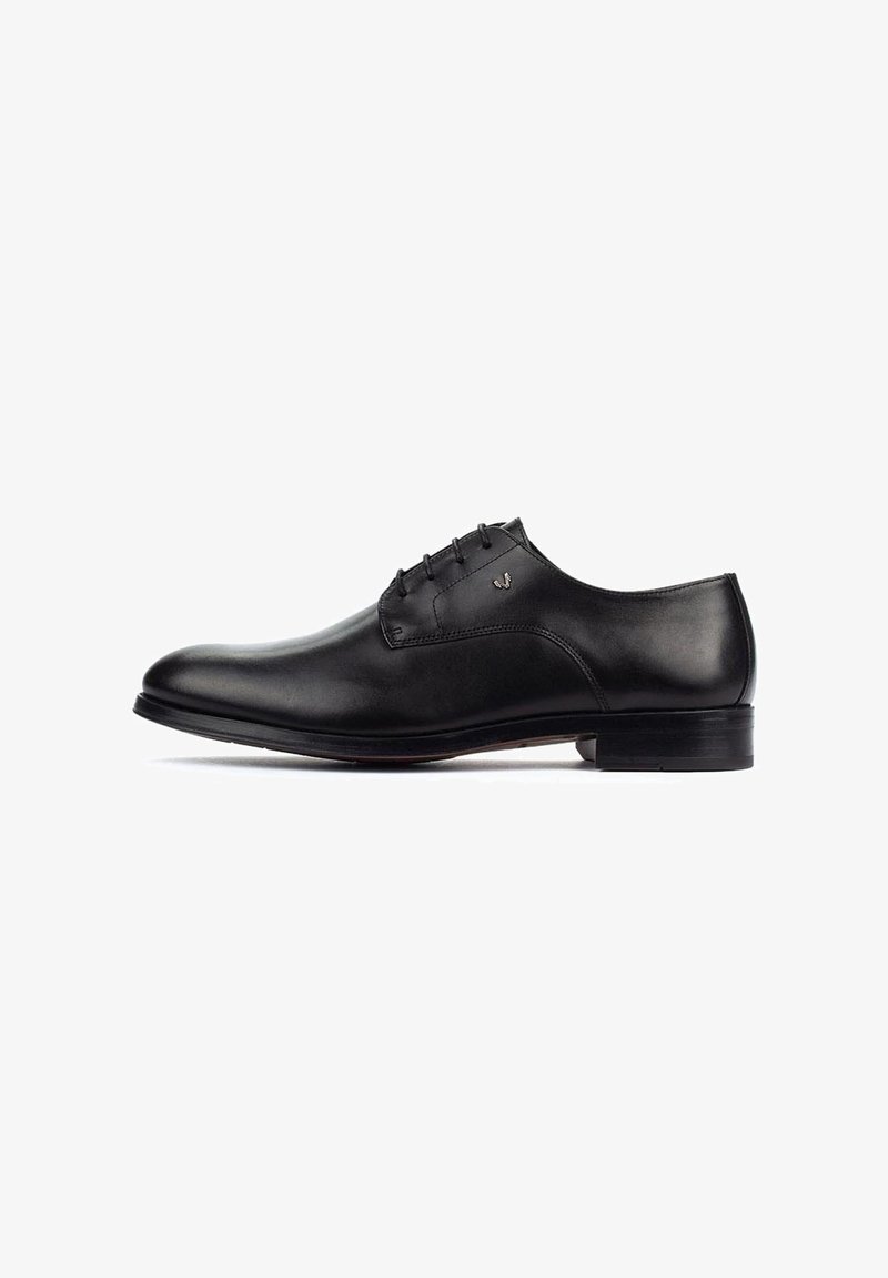 Scarpa da uomo in pelle nera con finitura liscia, design con lacci e un leggero tacco. Presenta un branding sottile su un lato. Forma classica.
