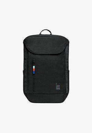 Zwarte rugzak met een bovenflap, een ritsvak aan de voorkant met kleuraccenten, zijvakken en een logo aan de voorkant. Gemaakt van duurzaam materiaal.