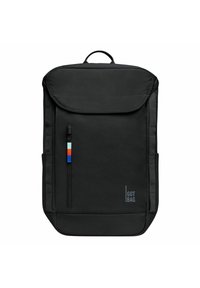 Mochila de tela negra con cierre de solapa, bolsillo frontal con cremallera y acentos de color, y un logo lateral. Forma rectangular con bordes reforzados.