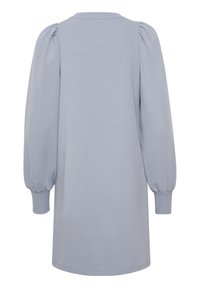 Ljusblå klänning med puffiga långa ärmar, rundad halsringning och avslappnad passform, gjord av mjukt, slätt tyg.