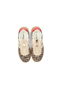 Zapatillas de color beige con estampado de leopardo, con un upper texturizado, punta redonda y un acento rojo en el talón. Diseño con cordones y detalle del logo en el interior.
