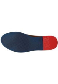 Braunes Leder-Schuhwerk mit einer blauen Gummisohle, die ein Wabenmuster aufweist, sowie einem roten Akzent an der Ferse. Insgesamt glatte Textur.