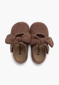 Chaussures pour enfants en daim marron avec un embout rond, une ouverture élastiquée et un grand nœud sur le côté. Semelle intérieure texturée avec logo.