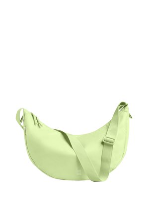 Jasnozielona torebka na ramię w kształcie półksiężyca z regulowanym paskiem i zamkiem błyskawicznym, z logo "GOT BAG" na przedniej części.