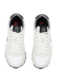 Ein Paar weiße Sportschuhe mit schwarzen Akzenten, weißen Schnürsenkeln und Zungen, die mit "Schneller laufen als du kannst" beschriftet sind.