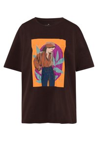 Brązowy bawełniany t-shirt z graficznym wzorem na pomarańczowym tle, przedstawiający postać i tekst w różnych kolorach.
