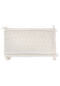 Bumper blanc en tricot avec un motif texturé, de forme rectangulaire et avec des liens aux coins. Présente une petite étiquette de logo sur un côté.