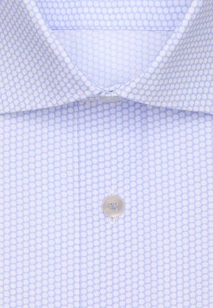 Lichtblauw overhemd met knopen, voorzien van een textuurpatroon van kleine hexagons, met een klassieke kraag en een enkele knoopsluiting.