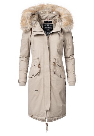 Long manteau d'hiver beige avec capuche bordée de fourrure, fermeture éclair à l'avant, deux poches poitrine zippées et deux poches à rabat à la taille.