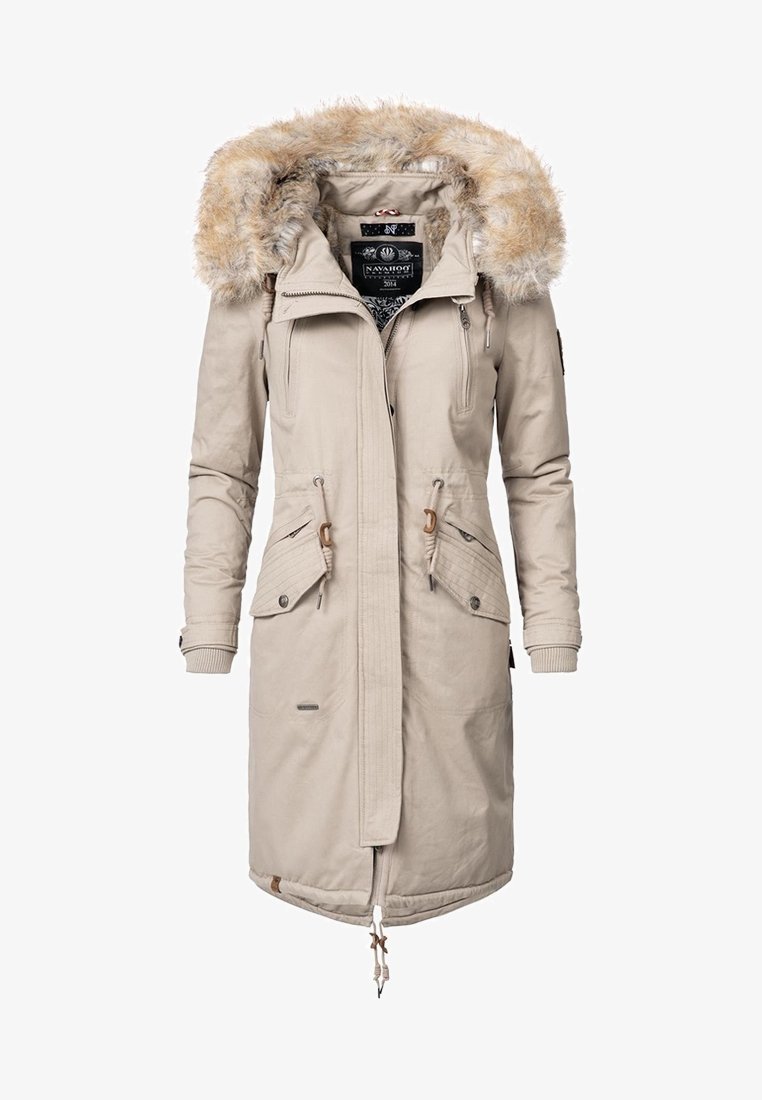 Long manteau d'hiver beige avec capuche bordée de fourrure, fermeture éclair à l'avant, deux poches poitrine zippées et deux poches à rabat à la taille.