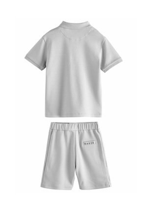 Vaaleanharmaa puuvillainen lyhythihainen polo-paita klassisella kauluksella, jota on yhdistetty matching-shortsien kanssa, joissa on pieni "BAKER"-logopatchi.