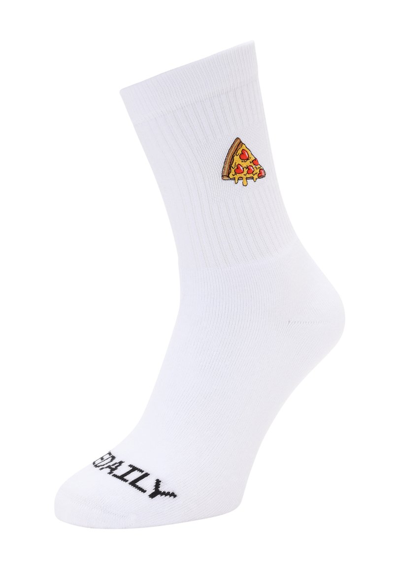 Calzino in cotone bianco a girocollo con un piccolo design ricamato a forma di fetta di pizza e la scritta "DAILY" stampata in nero sulla punta.