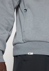 Nike Performance PRIMARY HOODIE - Hanorac - cool grey/heather