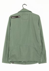 Zelená bunda vyrobená z lehkého materiálu, s límcem, zipovým zapínáním a logem na horní části zad. Texturovaná, s bočními rozparky.