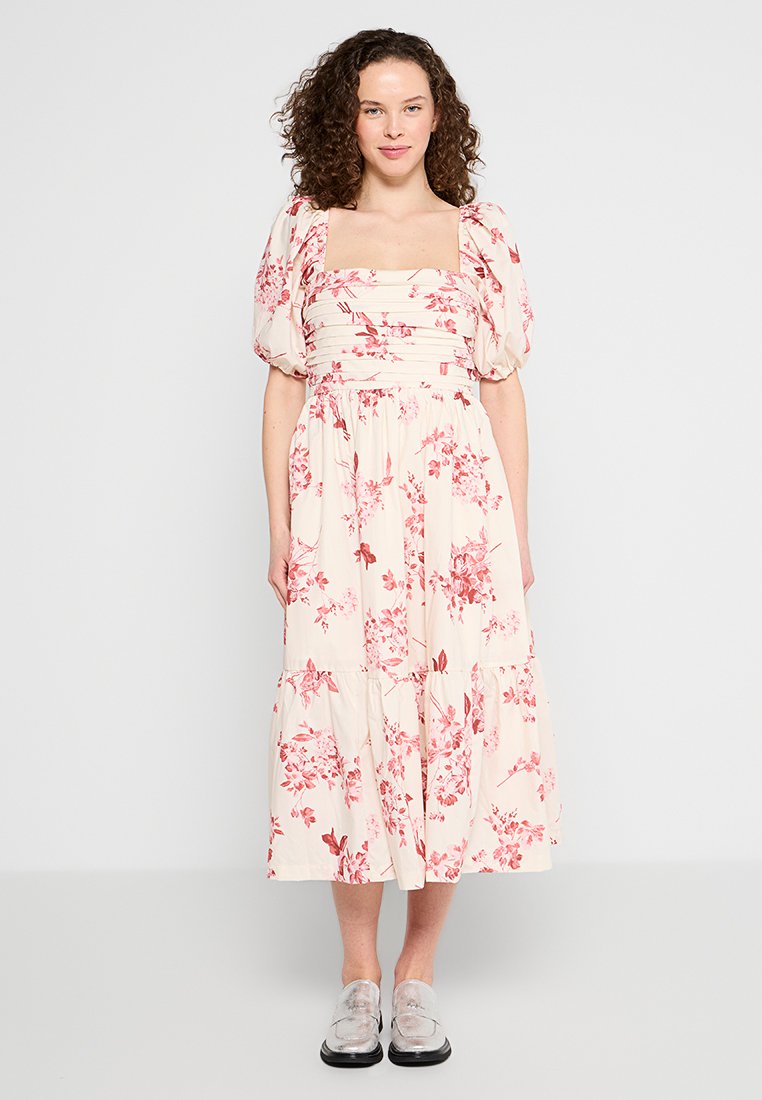Florale midi jurk in crème met roze en rode patronen, met pofmouwen, een vierkante halslijn en een gelaagde, verzamelde rok.