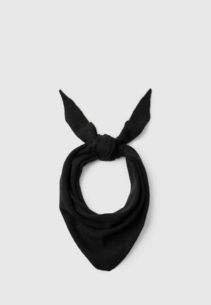 Pañuelo negro triangular para el cuello, anudado y con dos extremos puntiagudos, sobre un fondo claro.