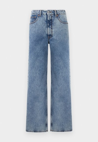 Široke modre denim hlače imajo visok pas, pet žepov in vidno šivanje. Tkanina ima teksturiran videz.