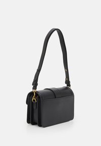 Borsa a mano in pelle nera dalla forma strutturata, dotata di una sola tracolla e dettagli in metallo dorato. Texture liscia, minimalismo nei dettagli.