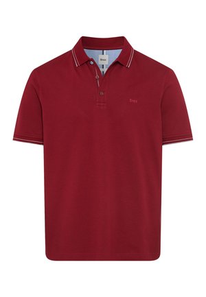 Mørkerød polo-shirt med en to-knaps knapstolpe, kontraststriber i hvid farve på kraven og en subtil broderet logo på brystet. Lavet af bomuldsmateriale.