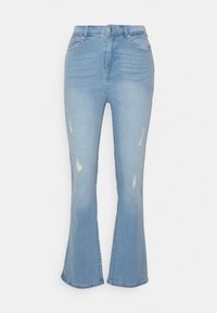 Jeans flare de cor azul claro feitos de denim, com cintura alta, bolsos frontais e detalhes desgastados nos joelhos.