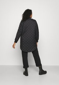 Vero Moda Curve VMHAYLE JACKET - Manteau court - black