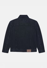Donker denim jack met een klassieke kraag, lange mouwen en knoopaccenten. Voorzien van een bruine logopatch op de onderrug. Eenvoudig, casual ontwerp.
