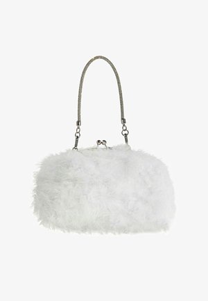 Weiße flauschige Handtasche mit silberfarbenem Metallverschluss und abnehmbarem, mit Strasssteinen verziertem Träger auf weißem Hintergrund.