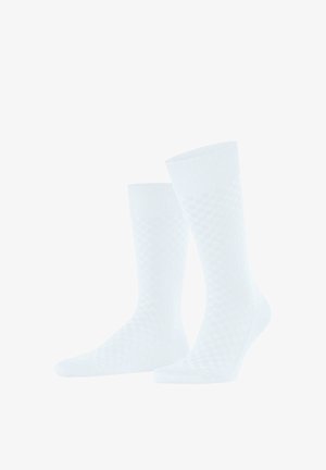 Para białych skarpetek do połowy łydki z subtelnym wzorem w kratkę i prążkowanymi ściągaczami, ułożonych obok siebie na jednolitym tle.