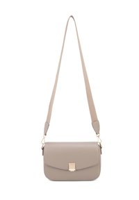 Borsa a tracolla in pelle beige con patta frontale e hardware dorato. Dotata di una lunga tracolla regolabile e di una superficie liscia.