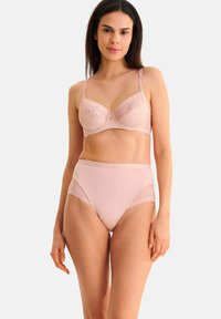 Ensemble soutien-gorge rose clair et culotte taille haute. Le soutien-gorge est orné d'accents en dentelle et de bretelles réglables. Tissu doux et lisse avec un panneau transparent.