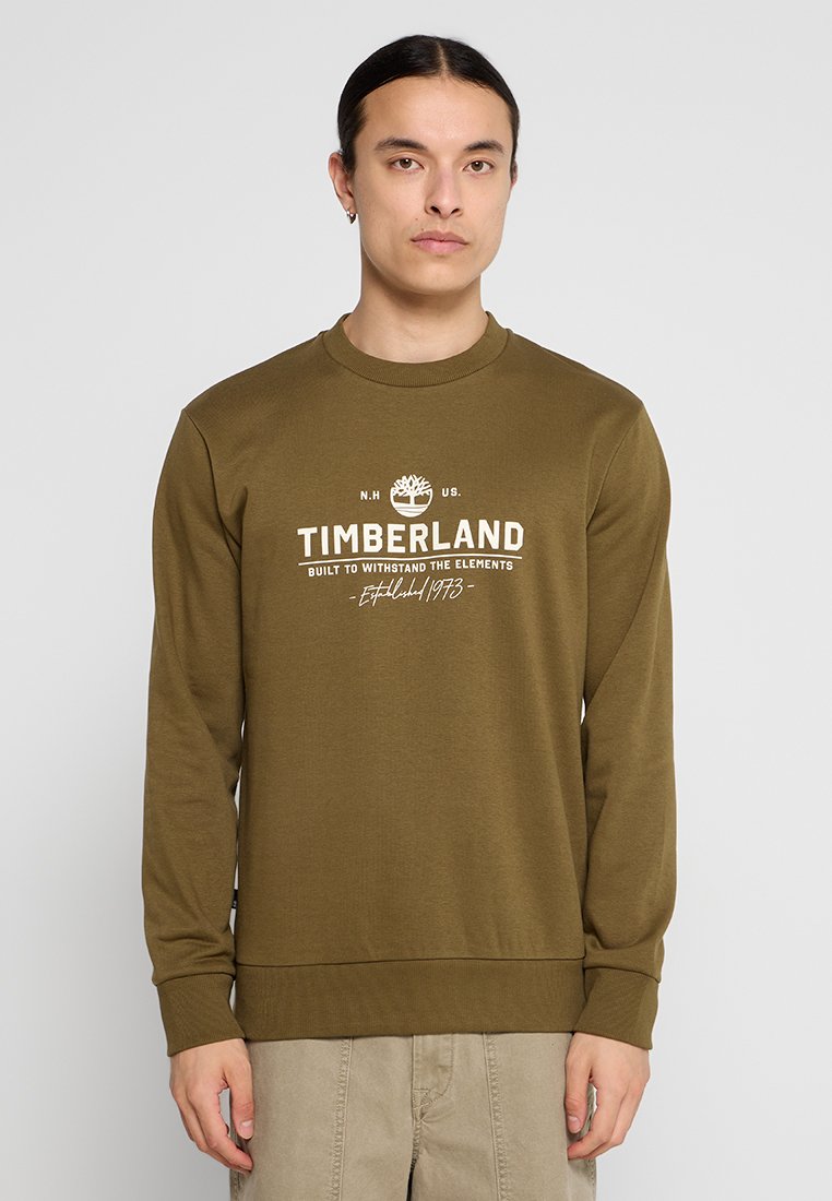 Felpa in cotone verde oliva con maniche lunghe, collo rotondo e logo "Timberland" sul davanti. Tessuto liscio e design a vestibilità comoda.