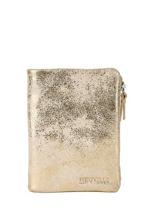 Petit portefeuille métallique doré avec fermoir éclair, surface texturée et "NEUVILLE" embossé dans le coin inférieur droit.