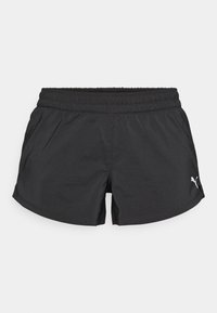 Svarta sportshorts med elastisk midja och liten vit Puma-logotyp på nedre högra sidan, visade på en enkel bakgrund.