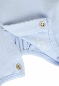 Bodysuit din bumbac de culoare albastru deschis, cu închideri prin capse, având material pliat la talie și o etichetă a mărcii în interior. Textură netedă.