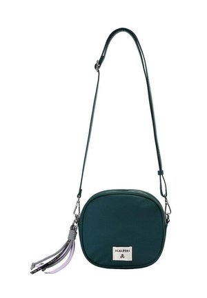 Bolso bandolera rectangular verde con cierre de cremallera, textura de tela y borlas decorativas. Presenta una etiqueta de la marca en la parte delantera.