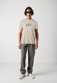 GAP NEW ARCH - T-shirts print - bedrock