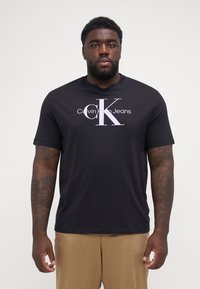 Calvin Klein Jeans Plus PLUS SEASONAL MONOLOGO TEE - Apdrukāts T-krekls - black/pastel lilac