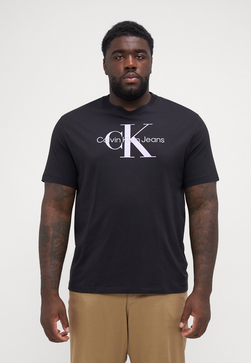 Calvin Klein Jeans Plus PLUS SEASONAL MONOLOGO TEE - Apdrukāts T-krekls - black/pastel lilac