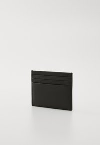 Cardholder din piele neagră, cu multiple sloturi, design subțire și textură de suprafață netedă, cu margini cusute pentru durabilitate.
