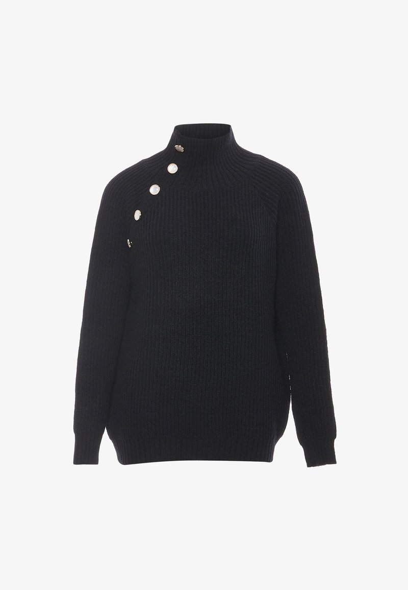 Czarny sweter dzianinowy z wysokim kołnierzem, z przekątną linią srebrnych i perłowych guzików na jednym ramieniu. Tekstura jest prążkowana.