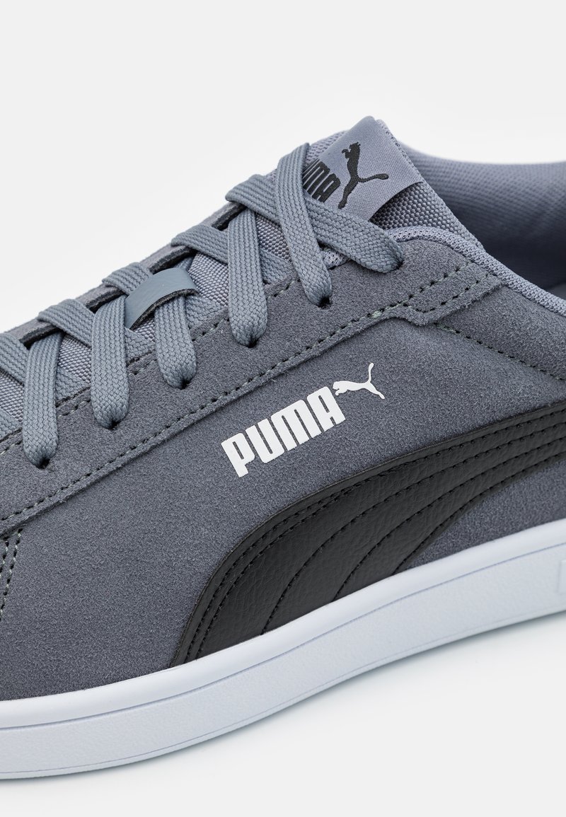 gray puma tennis shoes
