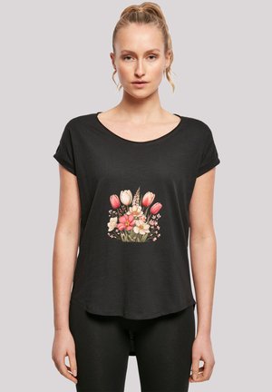 Schwarzes T-Shirt mit kurzen Ärmeln und Blumenmuster, das rosa, weiße und rote Tulpen zeigt, ausgestattet mit einem runden Halsausschnitt und leicht gesäumten Ärmeln.