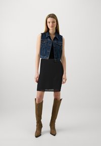 Selected Femme SLFFINA SKIRT - Ceruzaszoknya - black