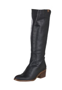 Bota de cuero negra hasta la rodilla con una textura suave, una puntera ligeramente puntiaguda y un tacón de madera apilada. Presenta una pequeña etiqueta de logo en la parte superior.