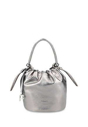 Kleine silberne Handtasche mit Zugband oben und einem einzelnen abgerundeten Griff, mit einem Schlüsselanhänger und dem Markennamen "Picard" vorne.
