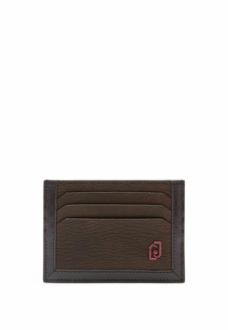 Portafoglio in pelle marrone con quattro scomparti, superficie testurizzata e bordo lucido marrone scuro. Presenta un logo in rilievo color bordeaux.