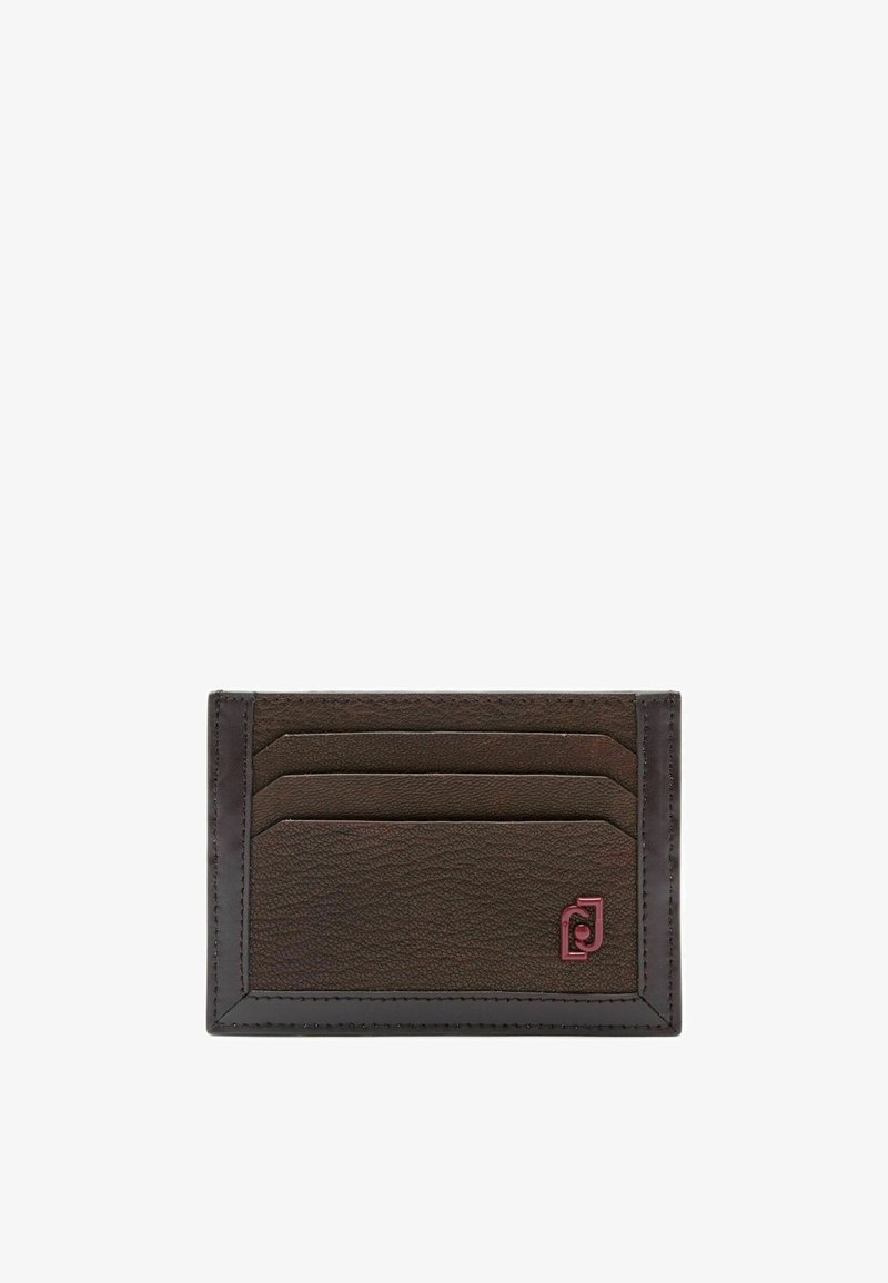 Portafoglio in pelle marrone con quattro scomparti, superficie testurizzata e bordo lucido marrone scuro. Presenta un logo in rilievo color bordeaux.