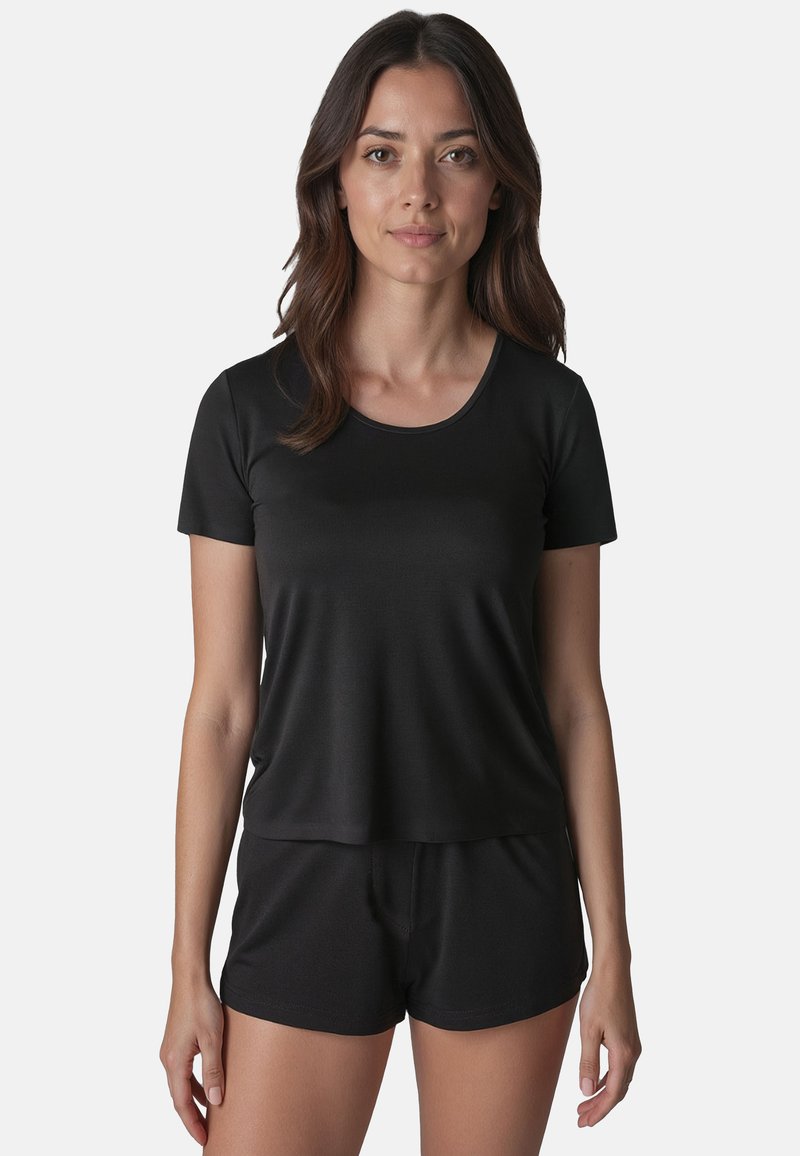 Set de îmbrăcăminte sport negru, compus dintr-un tricou cu mânecă scurtă și decolteu rotund și șorturi asortate, ambele dintr-un material neted și elastic.