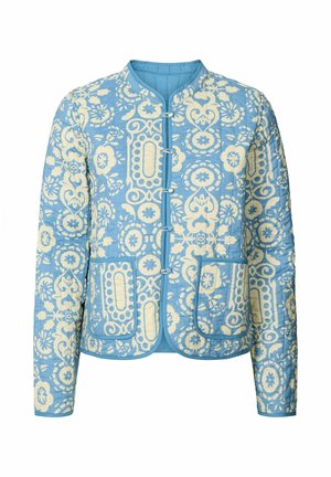 Svetlomodrá prešívaná bunda s krémovým kvetinovým vzorom, mandarinový golier, predné gombíky a dve náprsné vrecká. Obsahuje dekoratívne švy.